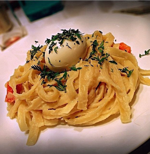 花50美元在垃圾桶中吃饭,为倡导人们不要浪费食物--置顶表情